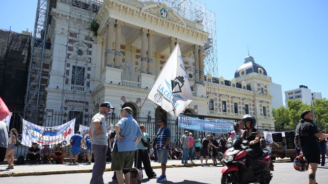 corte de transito en el centro de la plata por una protesta de trabajadores