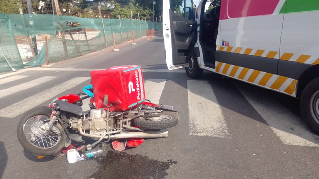 impactante choque con un repartidor herido en la esquina mas centrica de la plata