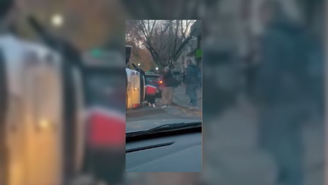 Un auto volcó en el centro de La Plata y generó caos en una esquina muy transitada de la ciudad Un auto volcó en el centro de La Plata y generó caos en una esquina muy transitada de la ciudad
