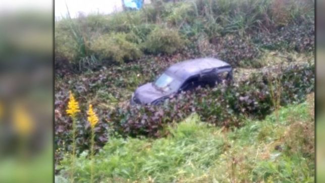 increible accidente en berisso: despisto con el auto y termino dentro de un zanjon