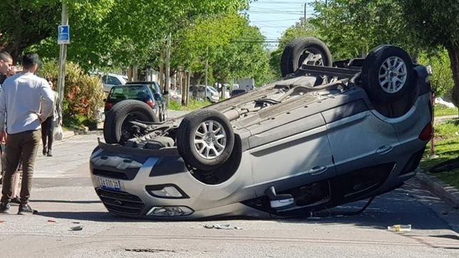 una camioneta y un auto involucrados en espectacular choque y vuelco en villa elvira