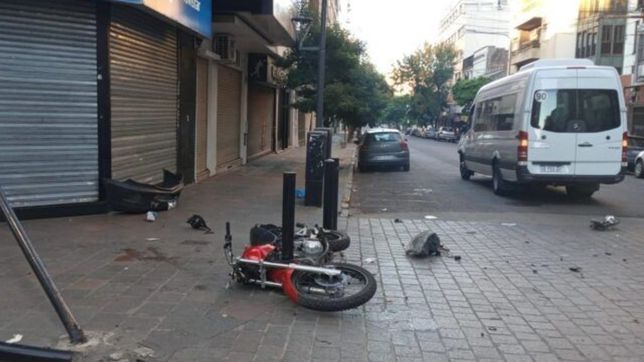 tremendo choque entre una camioneta y una moto en pleno centro de la plata