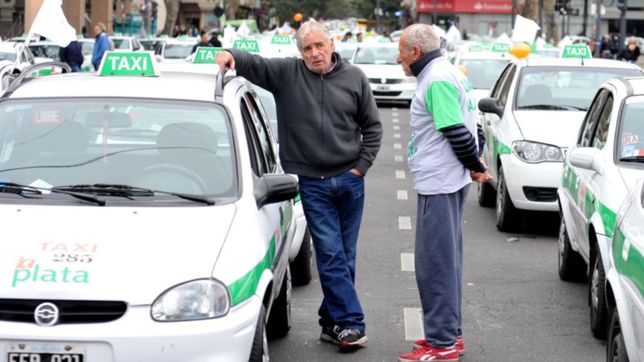 un nuevo pedido de aumento de los taxistas recrudece la interna gremial