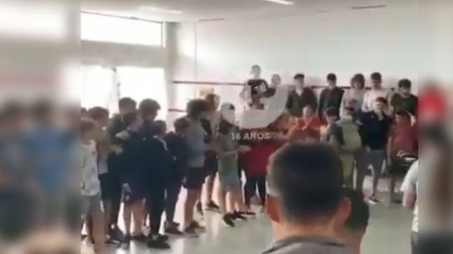 estudiantes: el emocionante recibimiento a dario sarmiento al llegar a su escuela