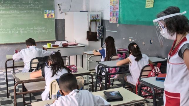 las escuelas de la plata dictan clases tras las paso