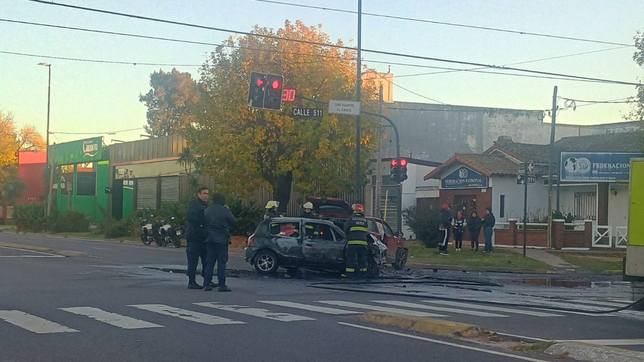dos autos chocaron en camino centenario y uno se prendio fuego