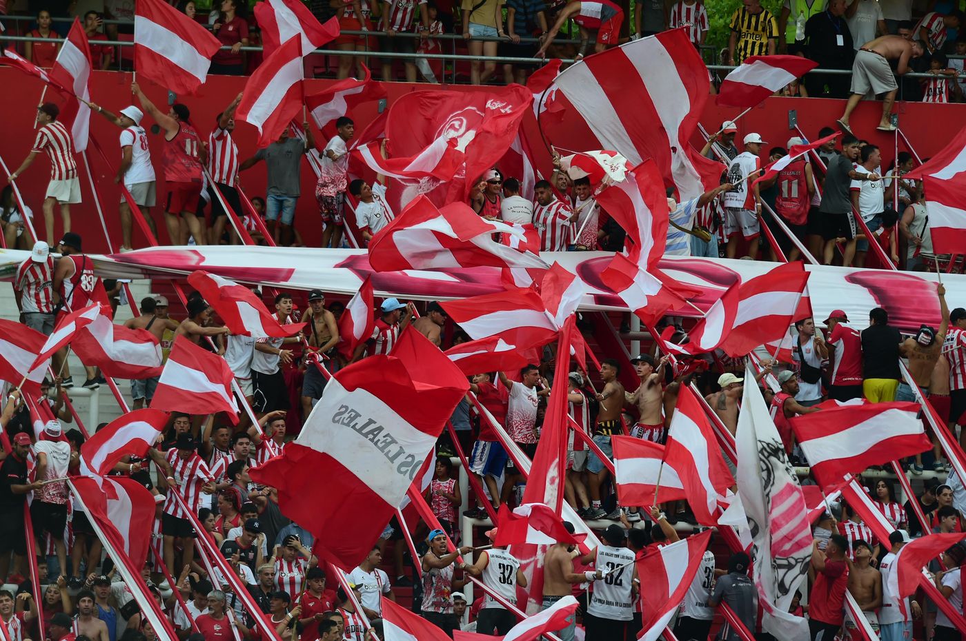 Estudiantes Racing Hinchada.jpg