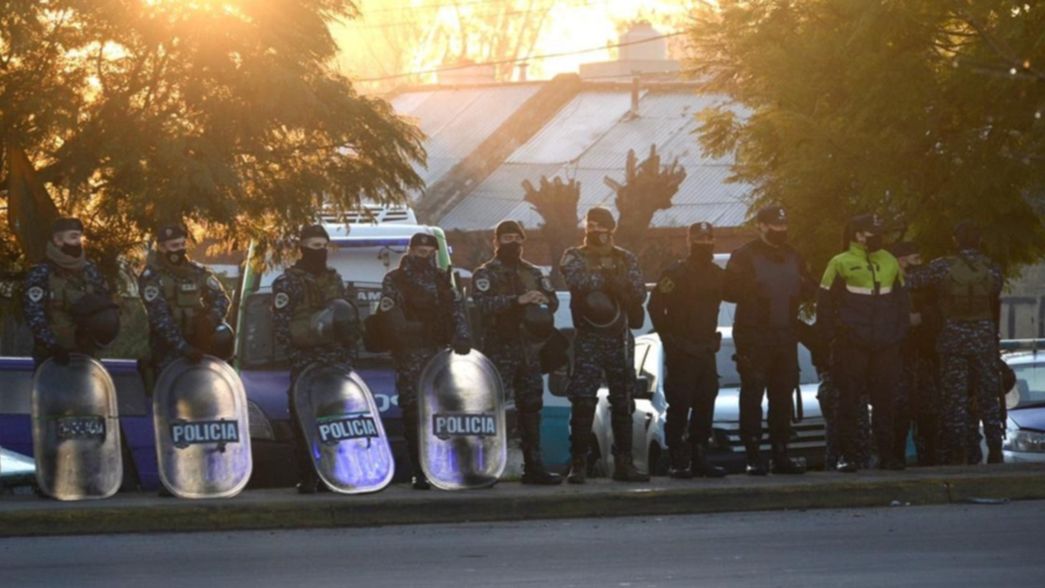 Sorpresivo despliegue policial en la bajada de la Autopista La Plata - Buenos Aires