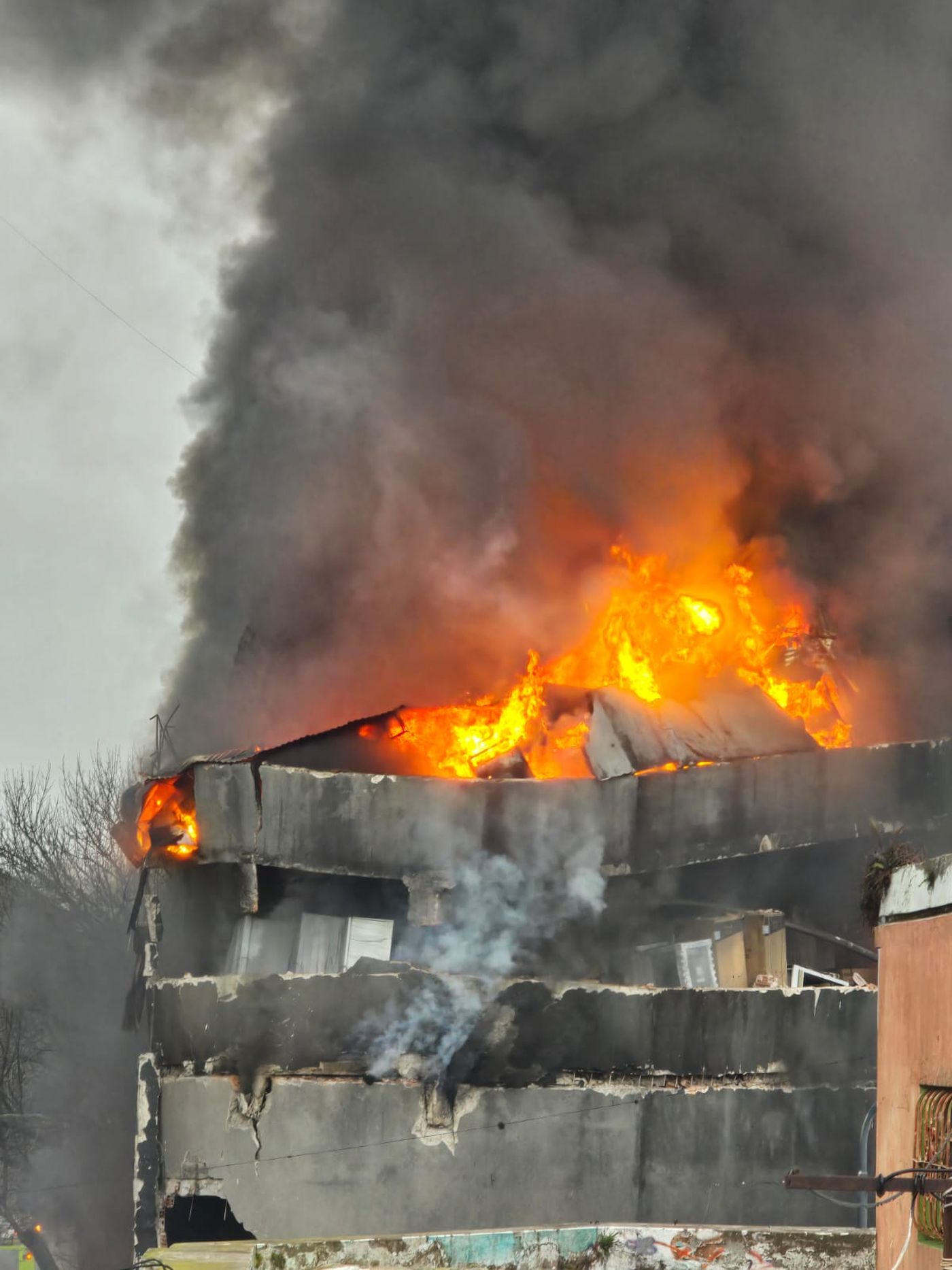 Se derrumbó la fachada del edificio incendiado en diagonal 77 y 48