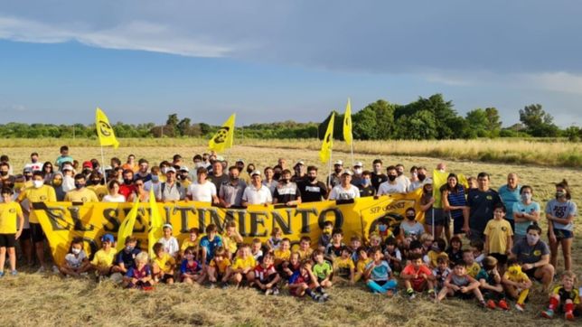 padres y chicos del polideportivo gonnet acamparon para evitar el desalojo