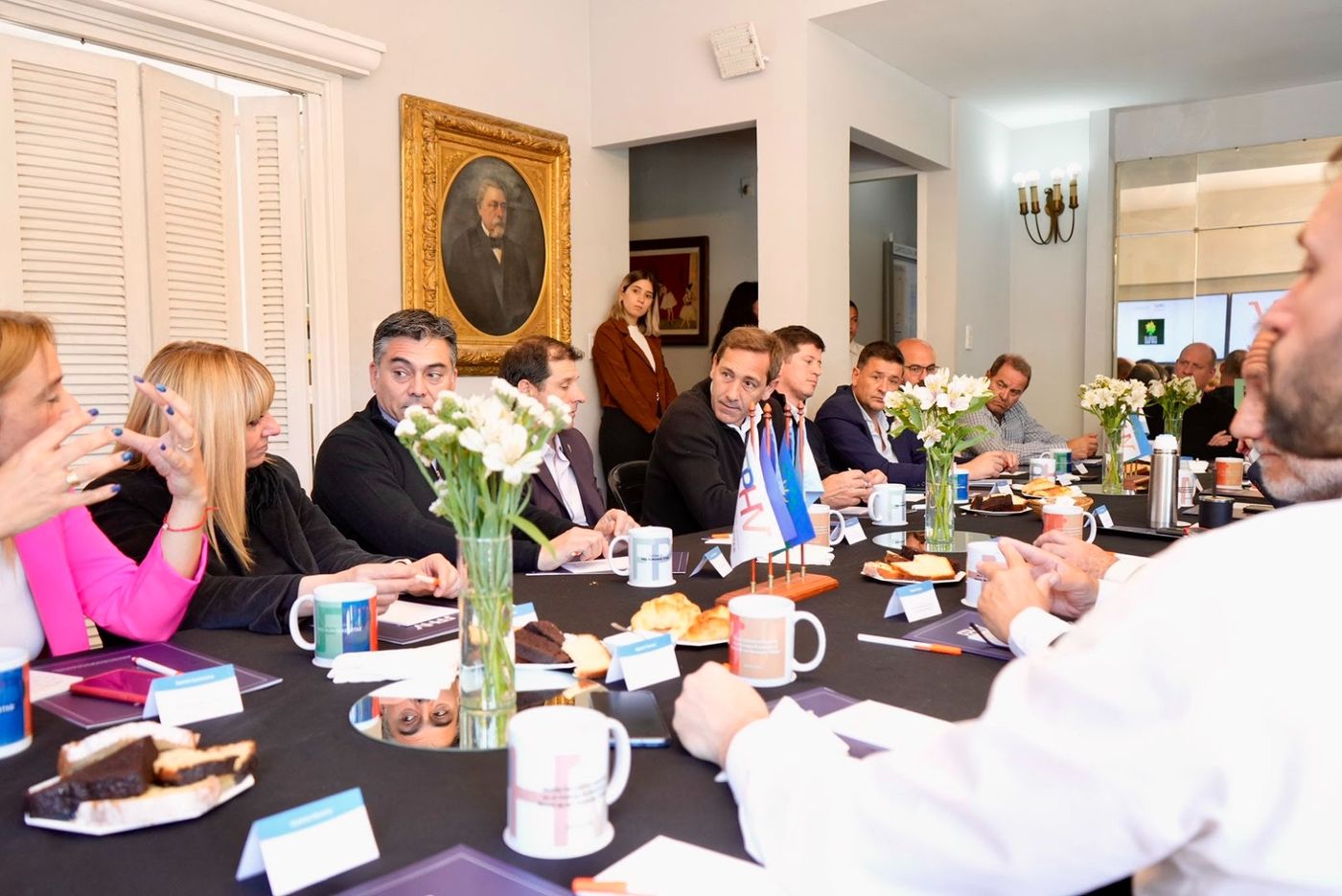 Julio Garro con empresarios del turismo (2).jpeg