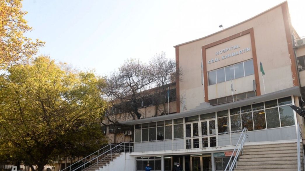 Un comisario de La Plata resultó herido durante un allanamiento y terminó en el hospital
