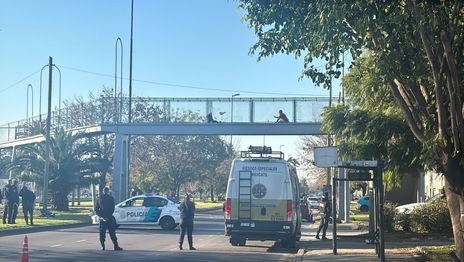 Amplio operativo para rescatar a una mujer que intentó arrojarse del puente de Meridiano V Amplio operativo para rescatar a una mujer que intentó arrojarse del puente de Meridiano V