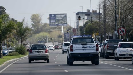 Un motociclista de La Plata atropelló a un chico en pleno Camino Centenario y por poco no terminó en tragedia Un motociclista de La Plata atropelló a un chico en pleno Camino Centenario y por poco no terminó en tragedia