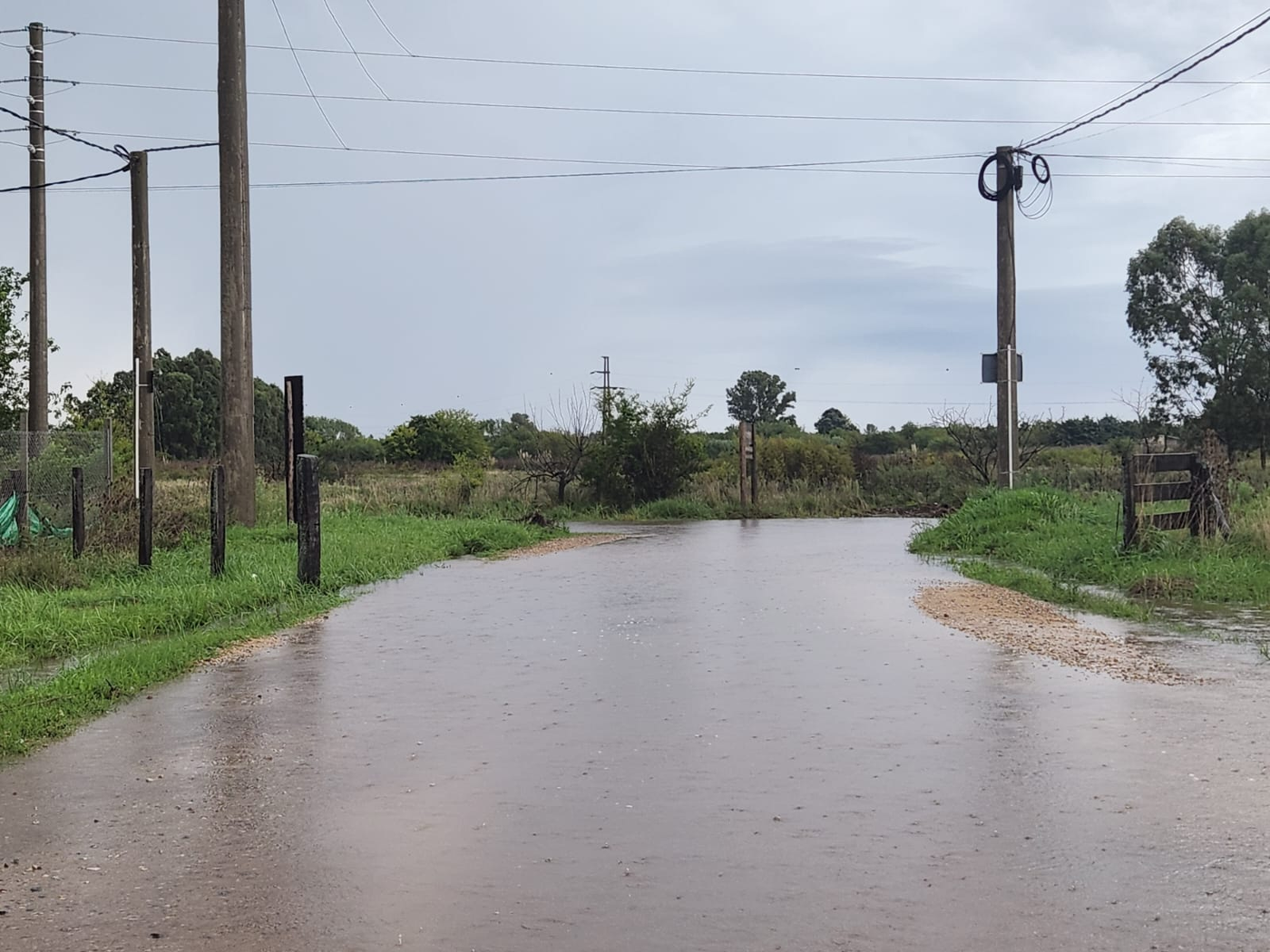 Vecinos del barrio Las Luciérnagas de Arana aseguran que quedaron aislados tras el temporal en La Plata.