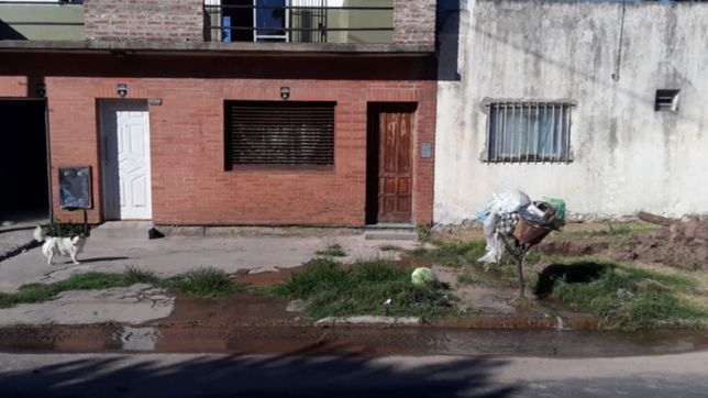 por un cano roto de absa estan sin agua hace mas dos de meses y se quedaron ?sin vereda?