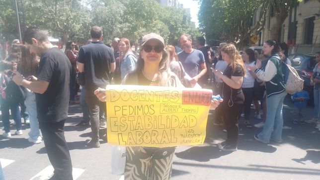 docentes del colegio albert thomas reclamaron por su estabilidad laboral