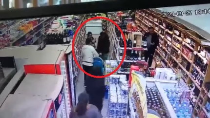 Intentaron robar mercadería en un supermercado de City Bell y quedaron escrachados