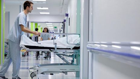 Laboratorios donan camas de internación y medicamentos para Bahía Blanca tras la devastadora inundación