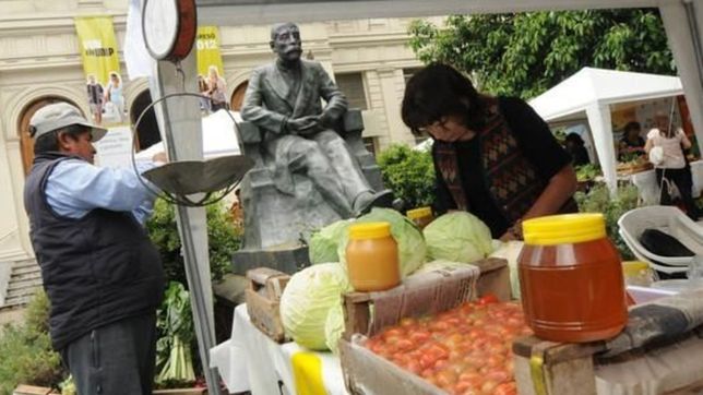 suspenden las ferias del rectorado de la unlp y venderan bolsones de frutas y verduras a domicilio