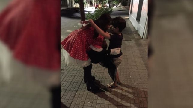 disfrazada y con helados, otra maestra de la plata sorprendio a sus alumnos en sus casas