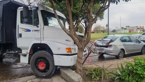 Un camionero perdió el control, chocó contra un auto y casi termina en tragedia