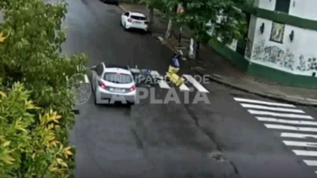 video: un repartidor de glovo termino en el hospital tras un impactante choque en la plata
