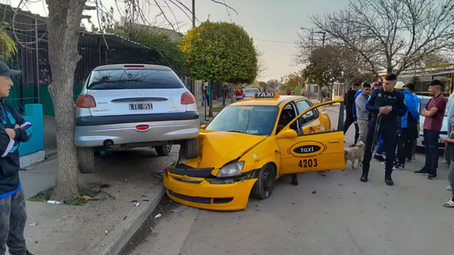 se hizo pasar por pasajero, robo un taxi y al ratito lo robaron a el