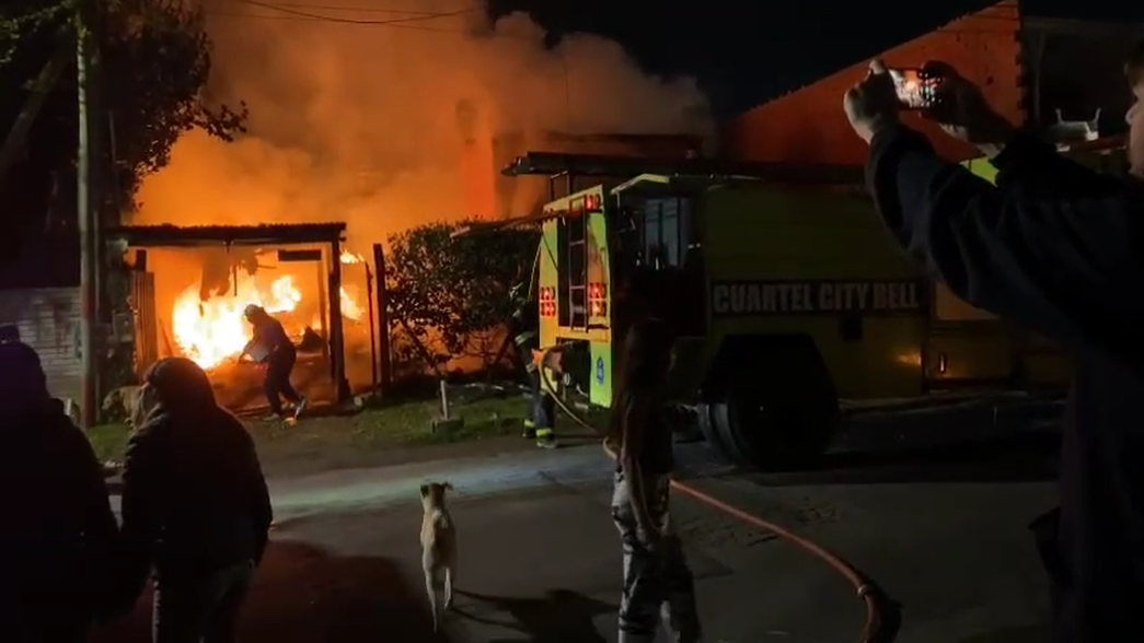 Fuego, tensión y una familia en la calle tras un impactante incendio frente al Country de Estudiantes