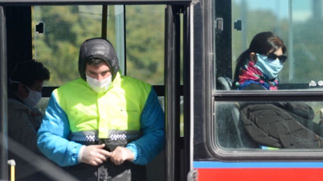 mediran la temperatura de todos los pasajeros en los micros de la plata