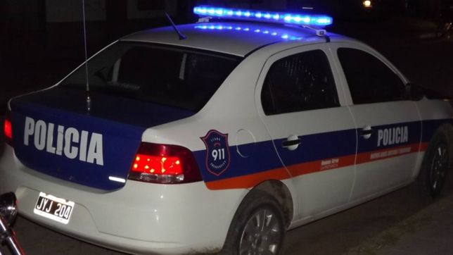 se metieron en una casa para robar, atacaron al dueno con un cuchillo y huyeron por los techos