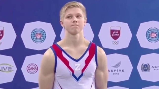hablo el gimnasta que se subio al podio con la ?z? que llevan los tanques rusos en ucrania