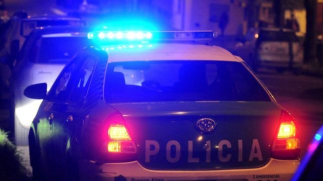 golpes, patrulleros rotos y policias heridos durante una fiesta clandestina en berisso