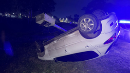 una mujer perdio el control de su auto, choco contra una columna en camino centenario y volco una mujer perdio el control de su auto, choco contra una columna en camino centenario y volco