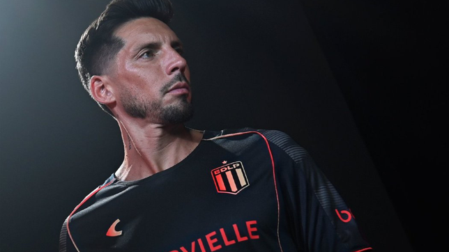 estudiantes presento la camiseta negra alternativa y la estrenara en la visita a instituto