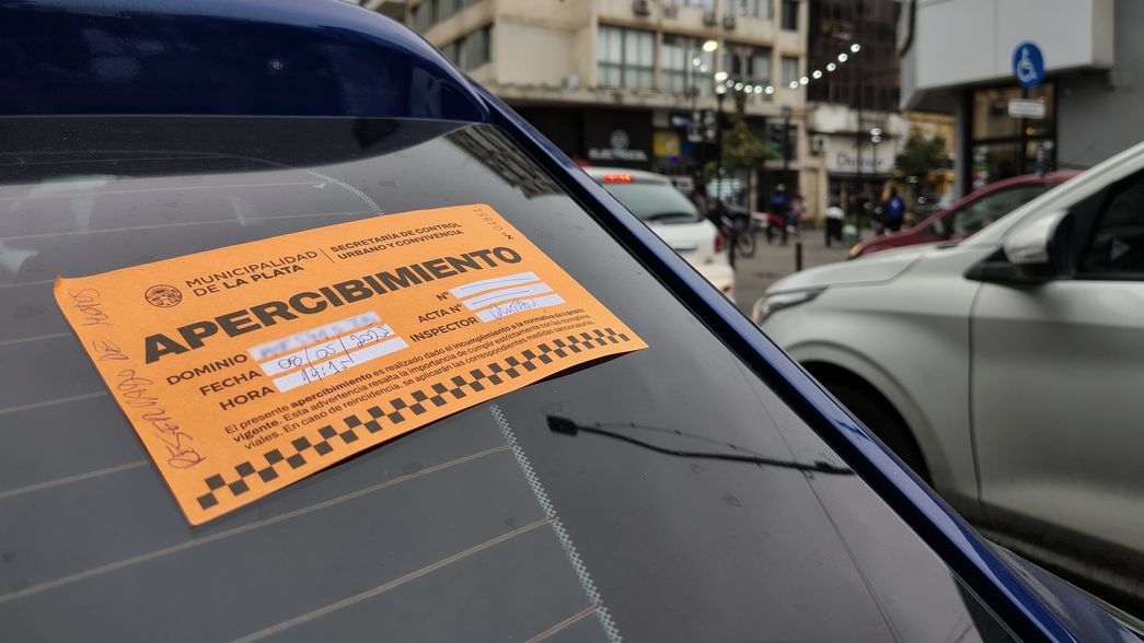 Empezaron a colocar obleas naranjas por estacionar en los espacios reservados para motos