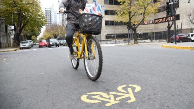 demarcan las calles para fomentar el uso de la bicicleta por el coronavirus en la plata