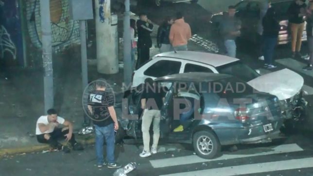 video: asi fue el choque en pleno 7 y 50 que termino con un auto incrustado en un semaforo