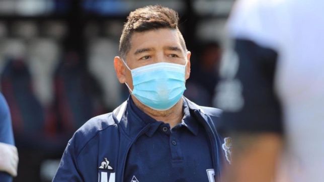el look astronauta de maradona revoluciono las redes sociales y no faltaron los memes