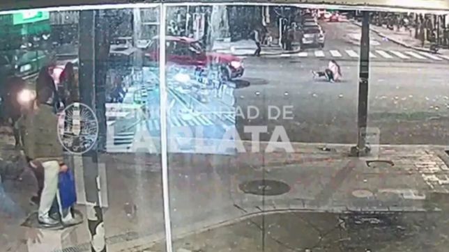 video: una camioneta choco a una mujer y la hizo volar en pleno centro de la plata