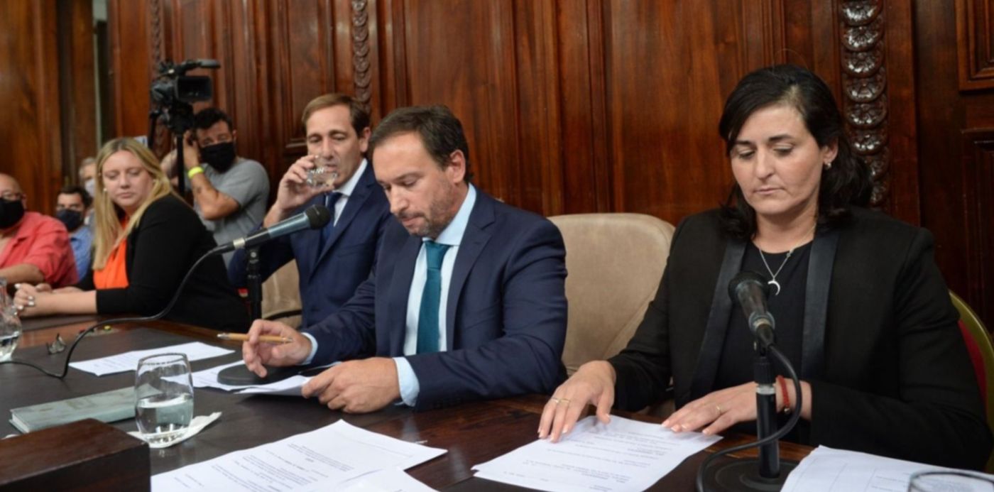 Asunción de concejales 2021  - Asunción de concejales 2021 Ganduglia Julia Matheos Romina maroni