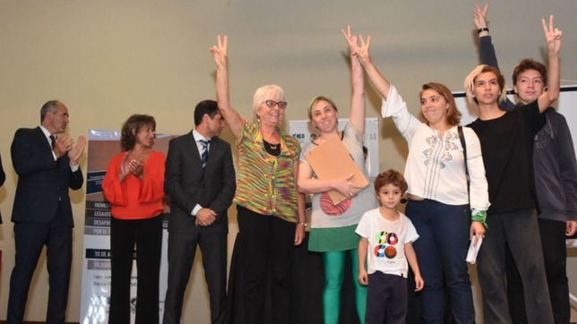 en un emotivo acto, la unlp entrego legajos reparados de estudiantes y trabajadores