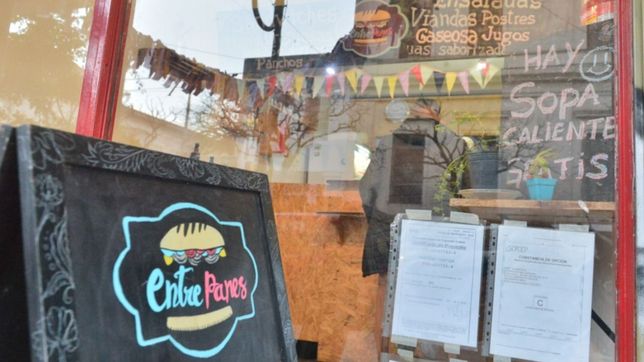 en medio de la ola polar, una sangucheria de la plata ofrece sopa gratis