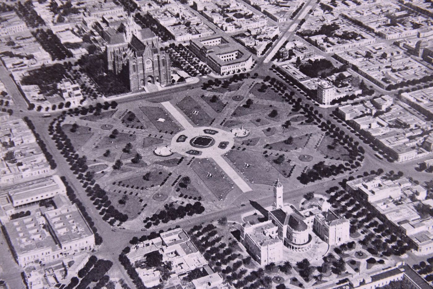 Una vista de Plaza Moreno hacia la Catedral, con la fuente aún en centro del espacio verde