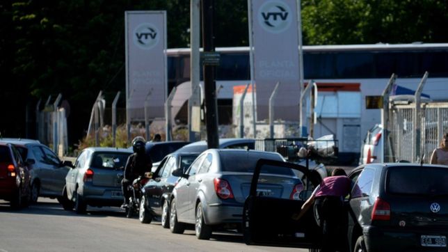 autos fantasma, desayunos y confusion: el dia a dia en la cola de la vtv