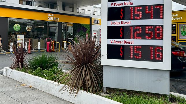 la nafta aumenta este sabado y se siente en los surtidores de la plata