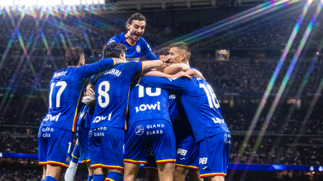 el abrazo de dos exjugadores de estudiantes en la historica victoria ante real madrid
