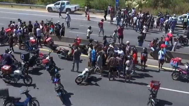 repartidores intentaron cortar la autopista la plata-buenos aires y hay demoras