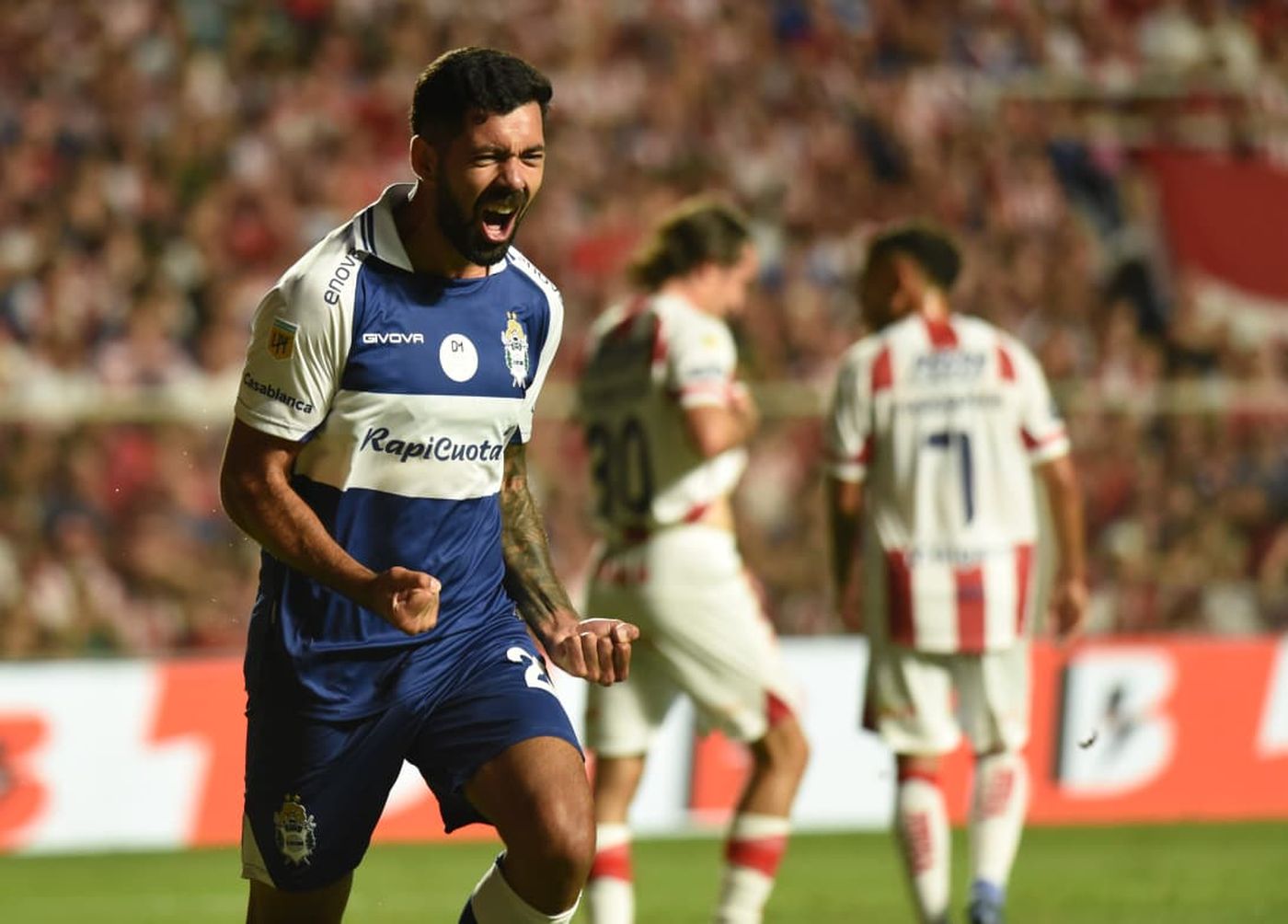 Enzo Mart&iacute;nez festejando su gol en Gimnasia.