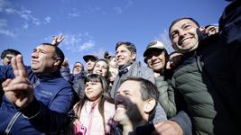 kicillof en san vicente: duras criticas a milei y cantos de axel presidente kicillof en san vicente: duras criticas a milei y cantos de axel presidente